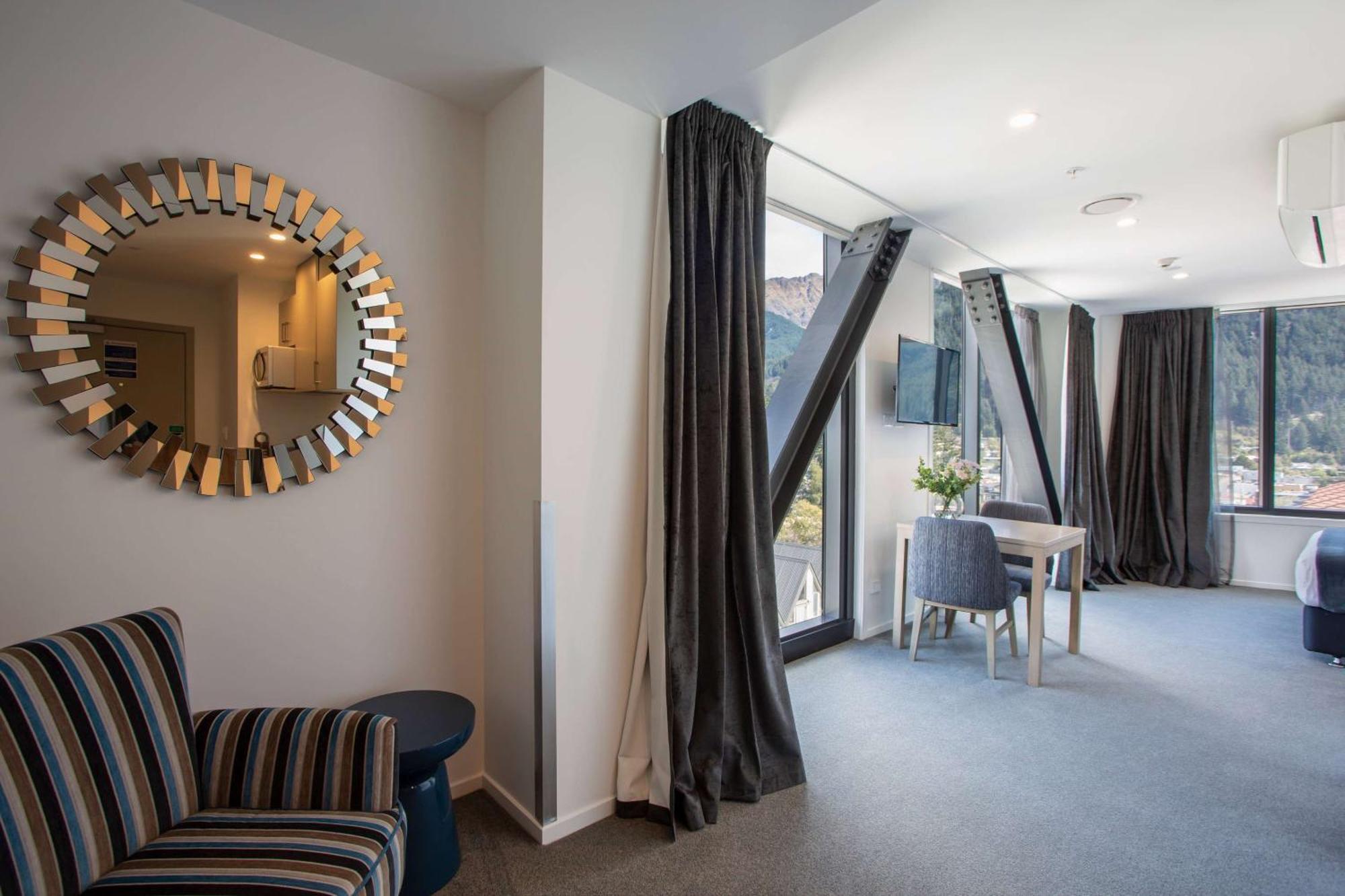 Ramada By Wyndham Queenstown Central Buitenkant foto