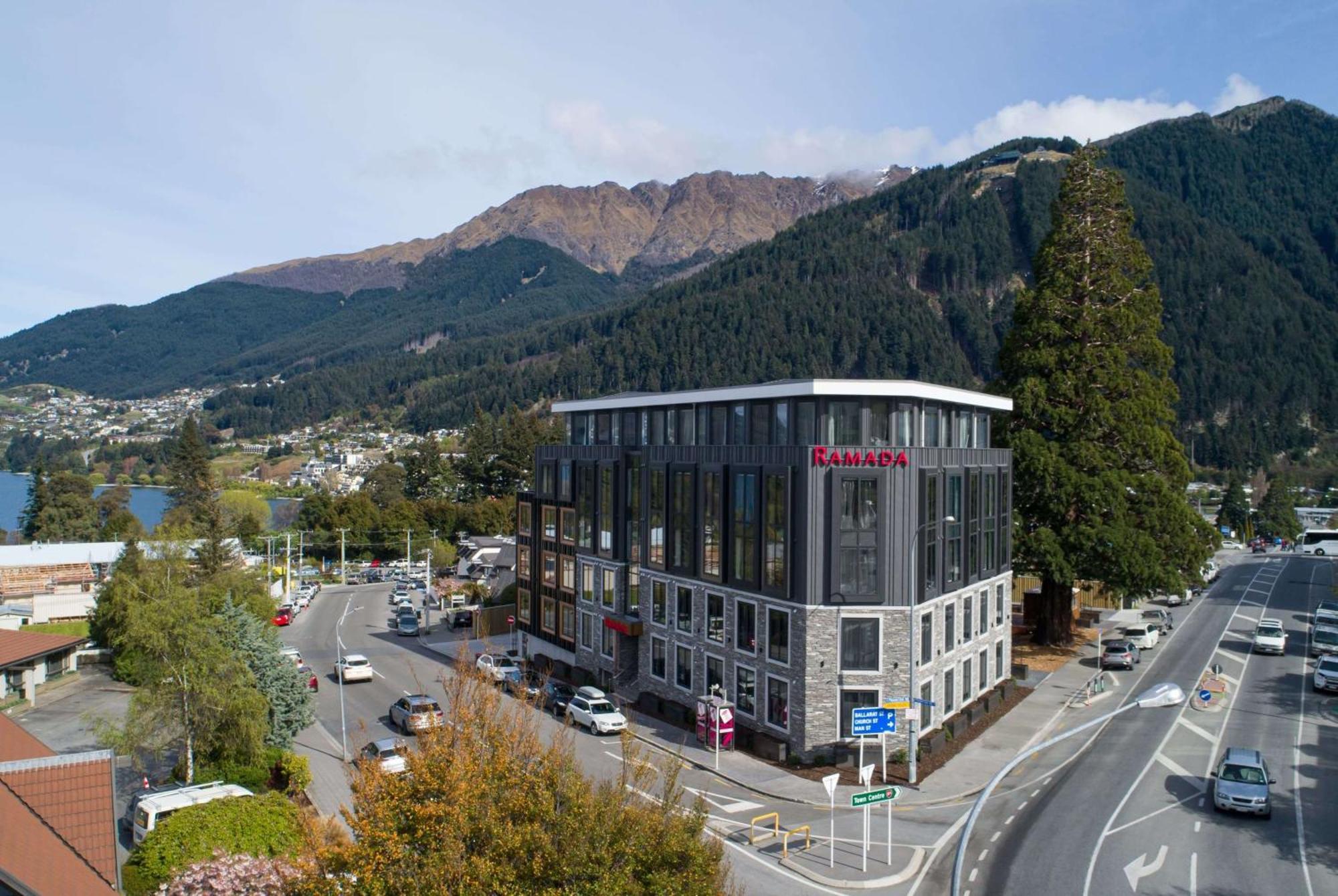 Ramada By Wyndham Queenstown Central Buitenkant foto
