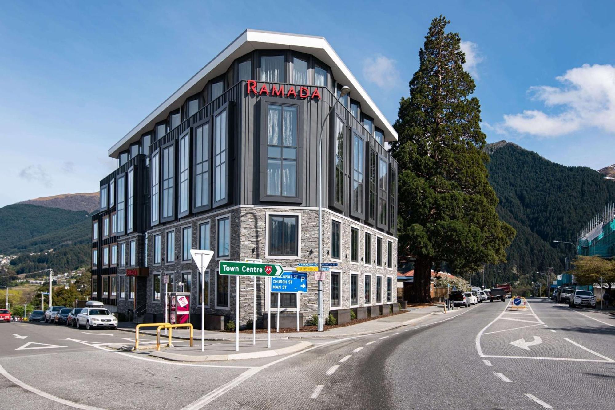 Ramada By Wyndham Queenstown Central Buitenkant foto