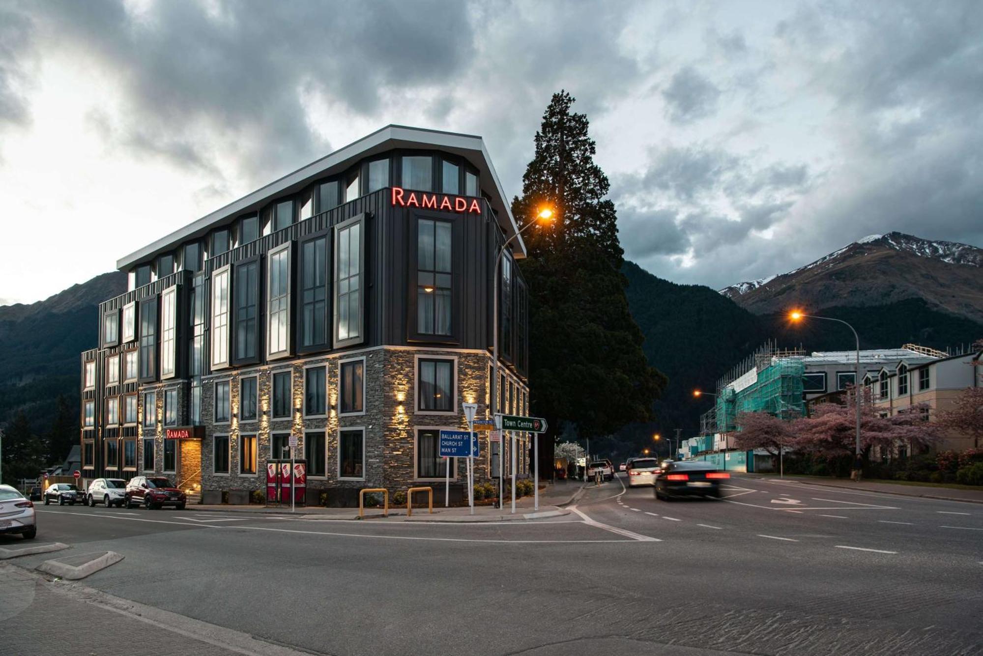 Ramada By Wyndham Queenstown Central Buitenkant foto