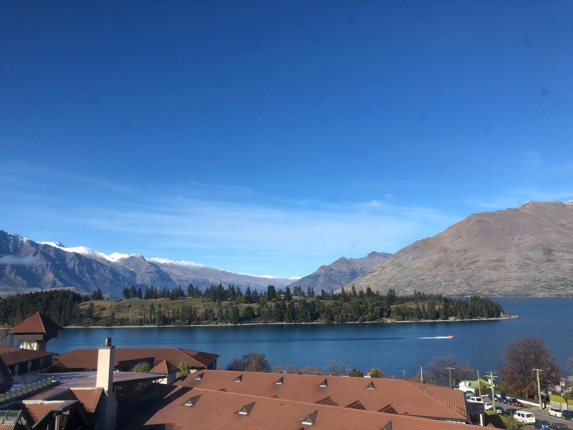 Ramada By Wyndham Queenstown Central Buitenkant foto